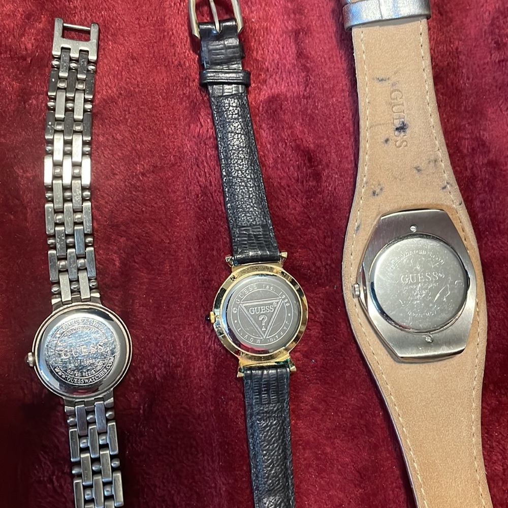 Three vintage Guess watches from the 90s with one case. Batteries not working - Picture 6 of 6